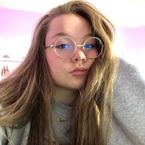 Meet your Posher, Caitlin